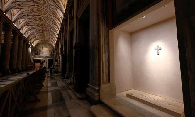 El difunto Papa fue enterrado en la iglesia de Santa María la Mayor en una ceremonia privada tras su funeral público del sábado.