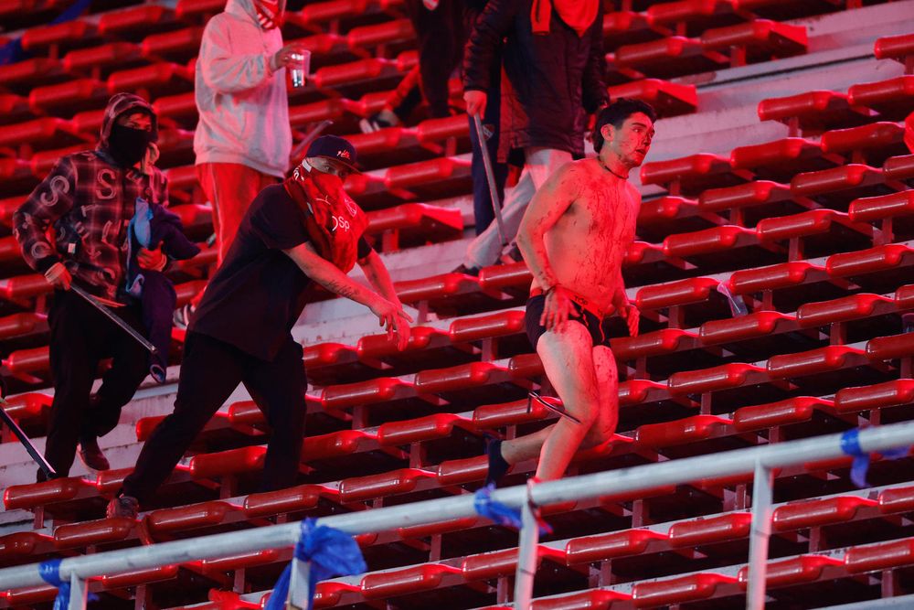 Hinchas se enfrentan este miércoles, en un partido de los octavos de final de la Copa Sudamericana entre Independiente y Universidad de Chile en el estadio Libertadores de América en Avellaneda 