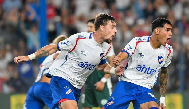 Sebastián Coates festeja el gol del empate de Nacional ante Plaza Colonia por el Torneo Apertura