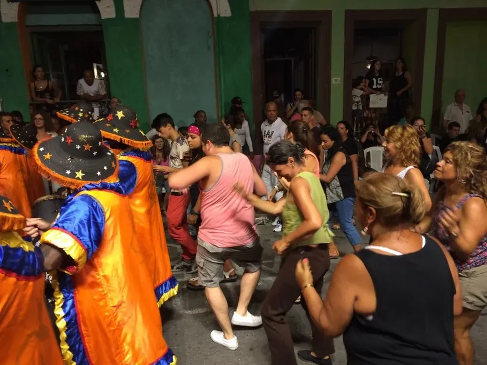 Mejor piso para los comparseros y para los vecinos que se animen a desfilar.