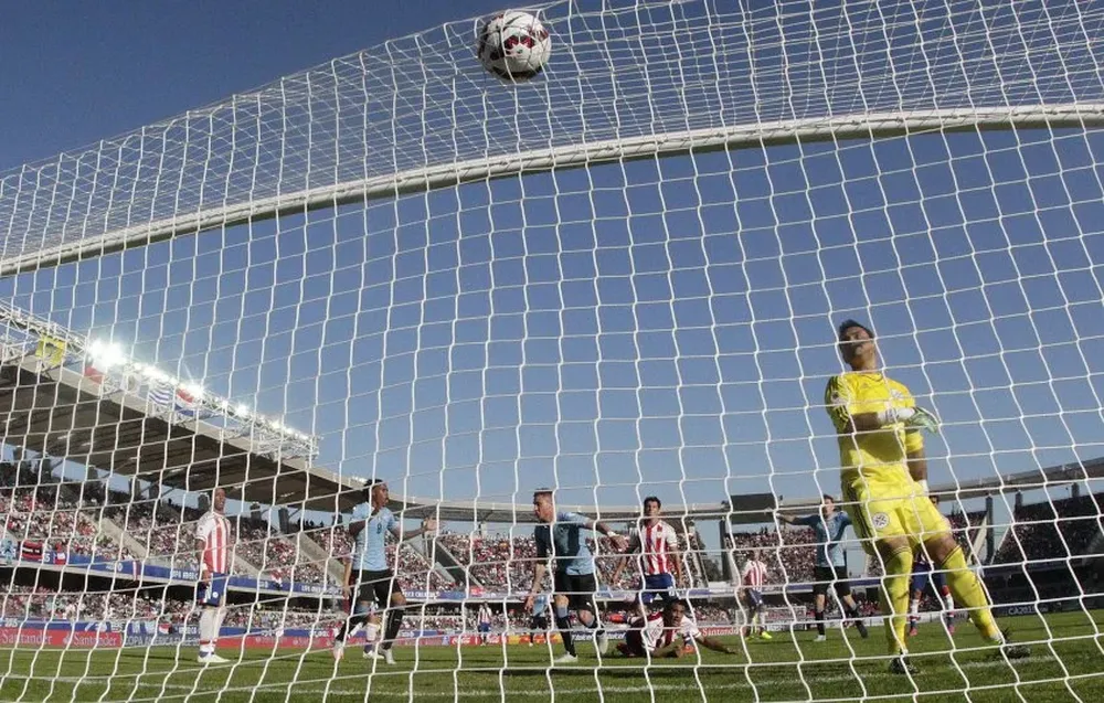 El gol de Lucas Barrios desde atrás del arco; Muslera solo atinó a mirar la pelota.