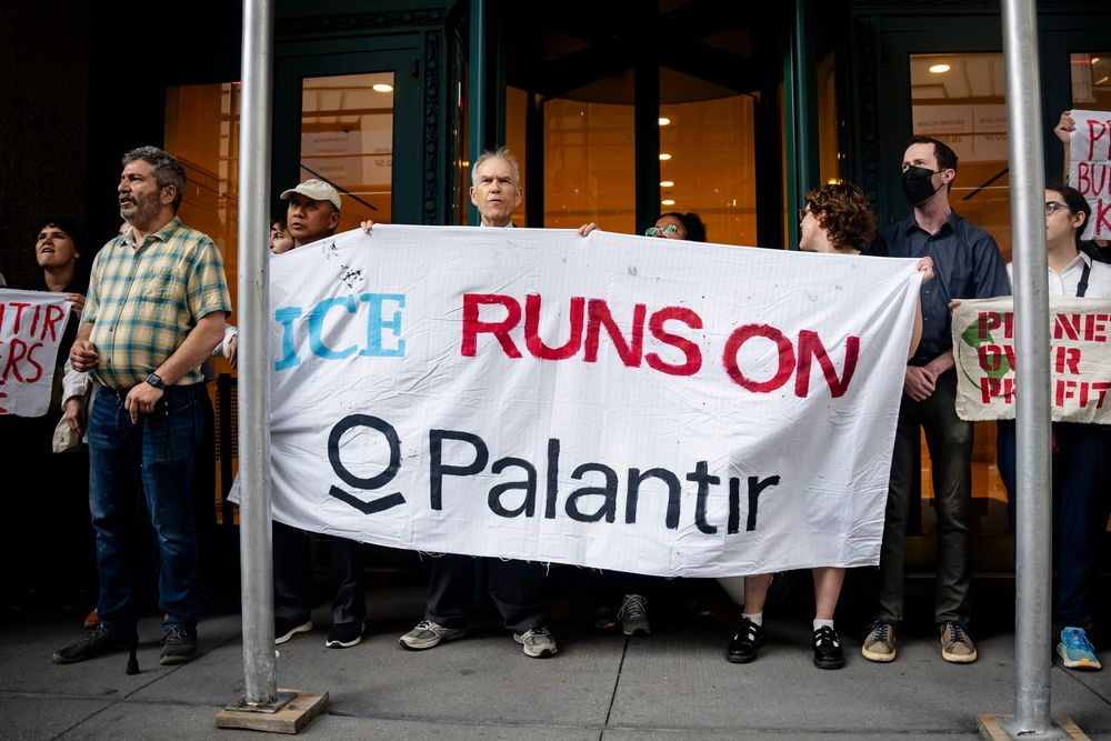 Manifestantes con un cartel de Ice runs on Palantir frente a las oficinas de Palantir en Nueva York.