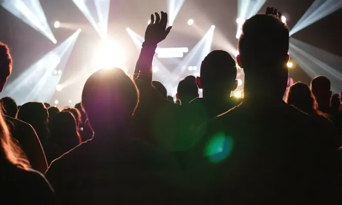 Alarma en Francia tras una fiesta clandestina con más de 2.500 asistentes