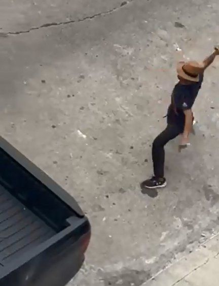 El momento en el que el cuidacoches apedrea la camioneta