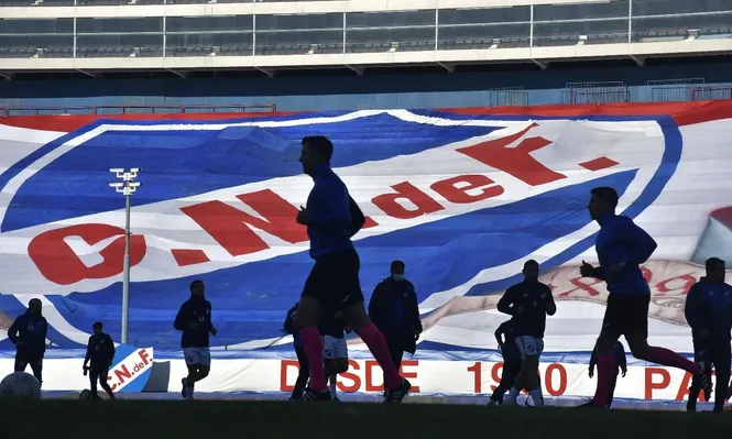Bandera gigante con el escudo del Club Nacional de Football