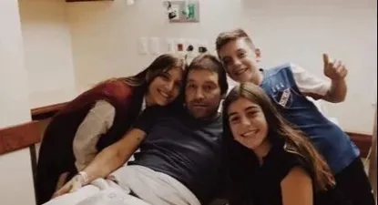 Fabián y sus tres hijos cuando estuvo internado años atrás