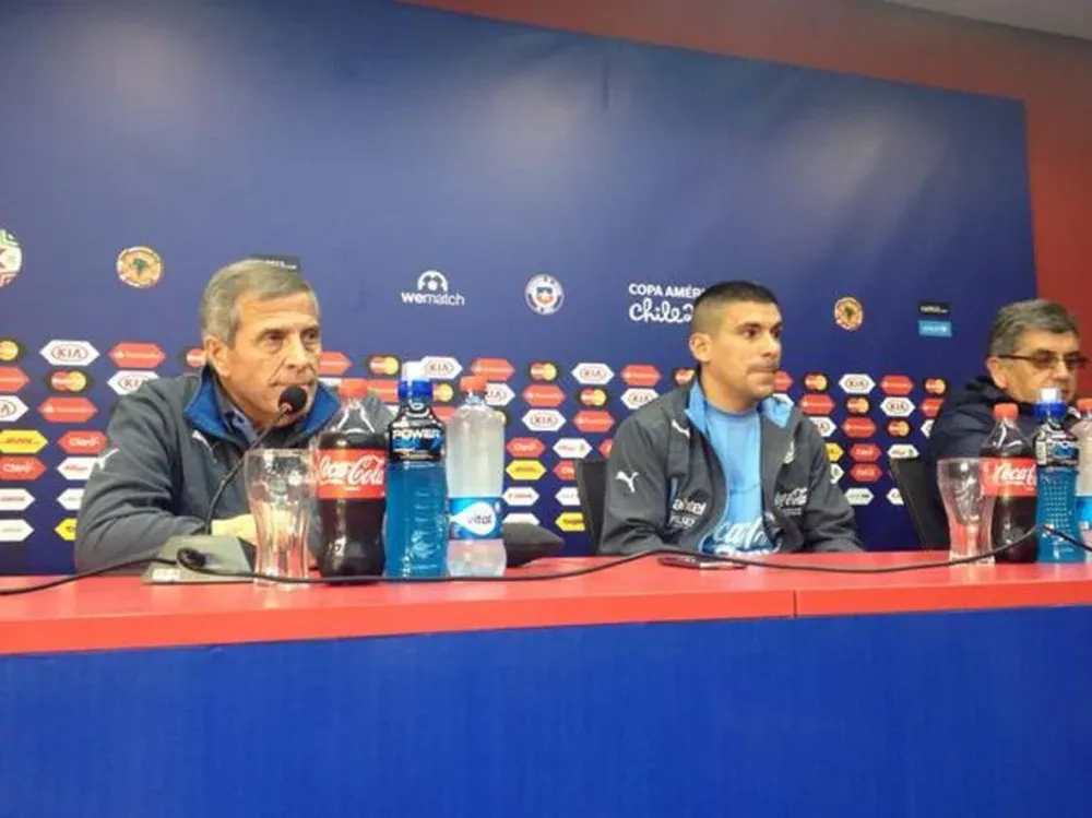 Tabárez y Maxi Pereira en conferencia