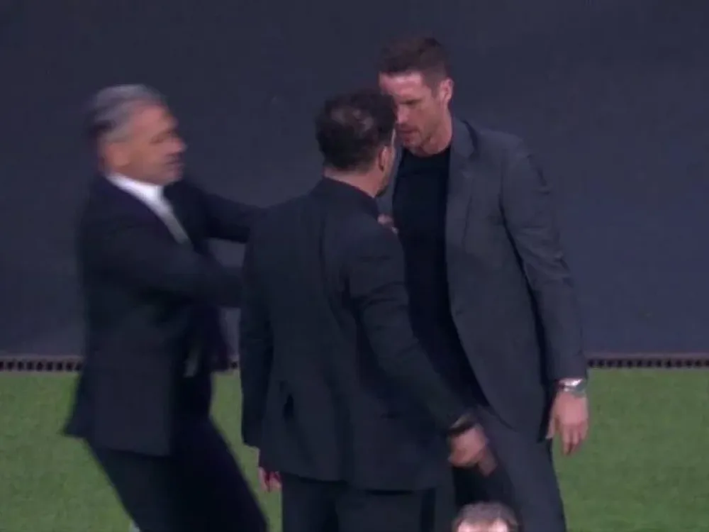 Tenso cruce del Cholo y Kehl.