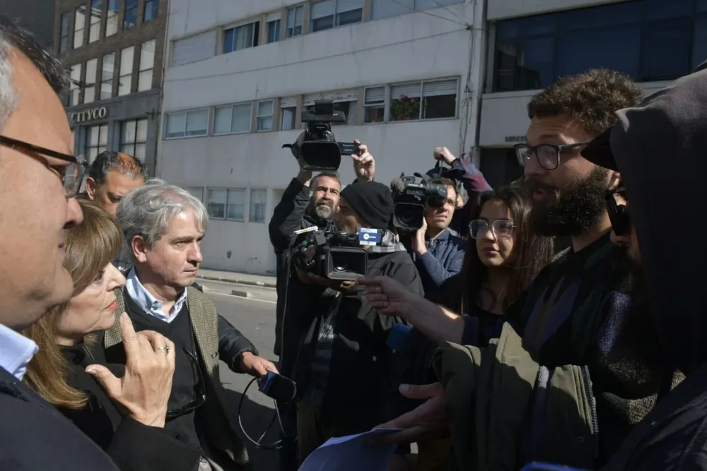 Los estudiantes del IPA mientras conversaban con las autoridades