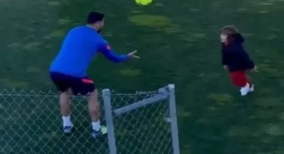Luis Suárez jugando con su hijo menor, Lautaro