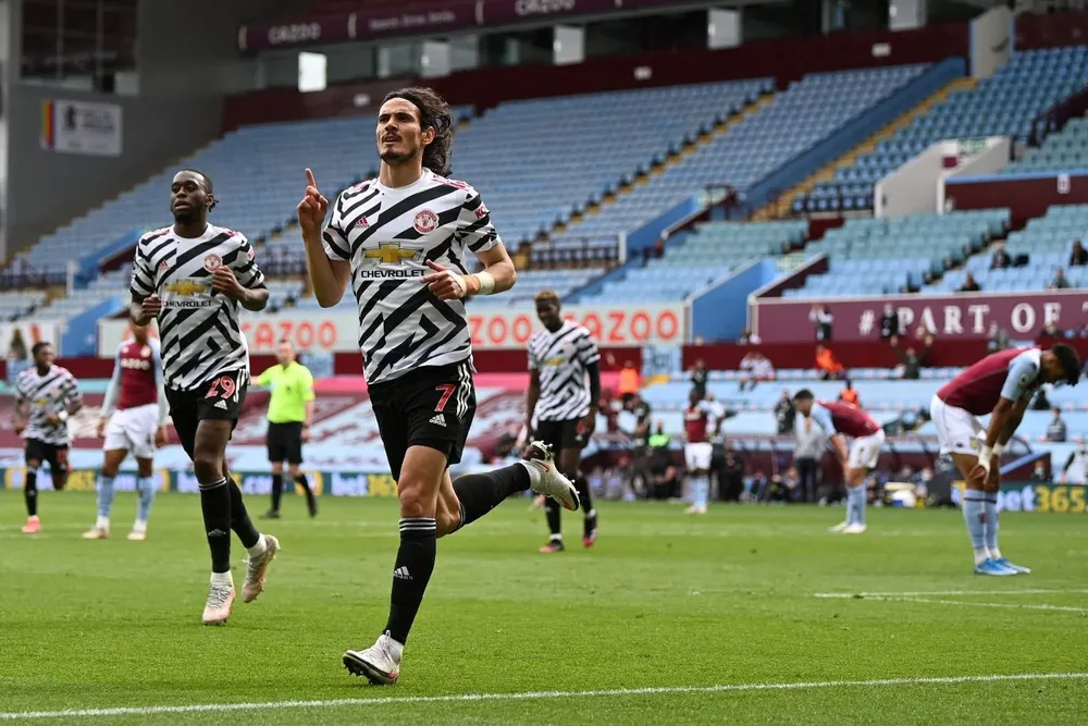 Edinson Cavani celebra su gol de este domingo ante Aston Villa
