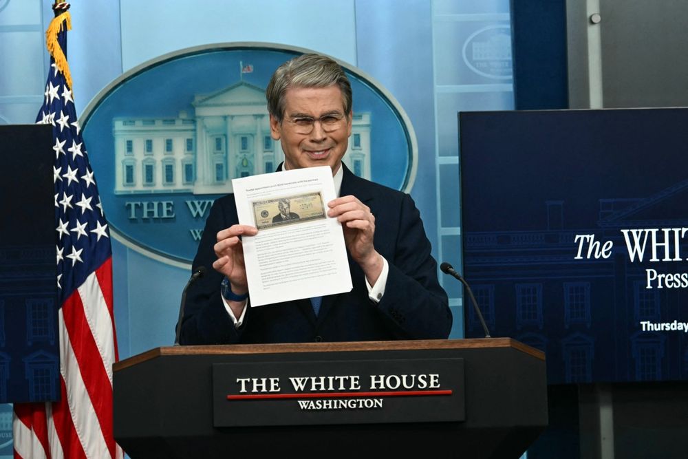 Scott Bessent mostró el diseño del billete de 250 dólares con la cara de Trump