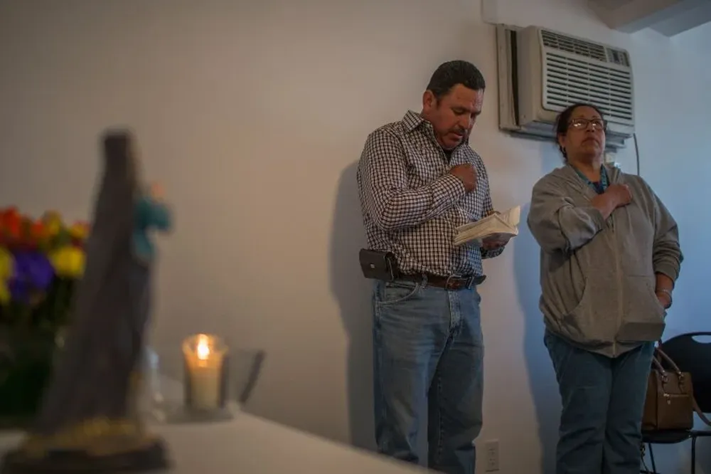 Inmigrantes rezan un rosario el pasado 24 de febrero en el valle de Coachella, California. Muchos esperan aún por la nacionalidad.