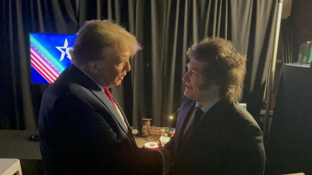 El encuentro entre Milei y Trump durante el evento de los l&iacute;deres conservadores de CPAC en febrero pasado.
