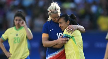 La mediocampista estadounidense Lindsey Horan abraza a la delantera brasileña Marta al final del partido de fútbol final por la medalla de oro femenina entre Brasil y Estados Unidos&nbsp;