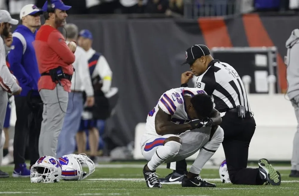 Los jugadores conmocionados tras el colapso de Damar Hamlin