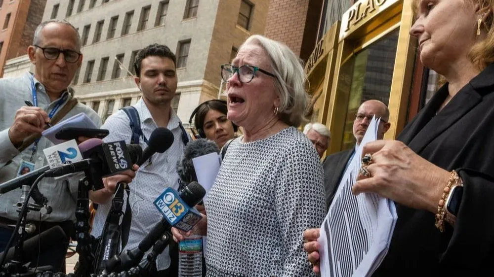 Teresa Lancaster, una de las víctimas de abuso, habla con los periodistas tras la publicación del informe.