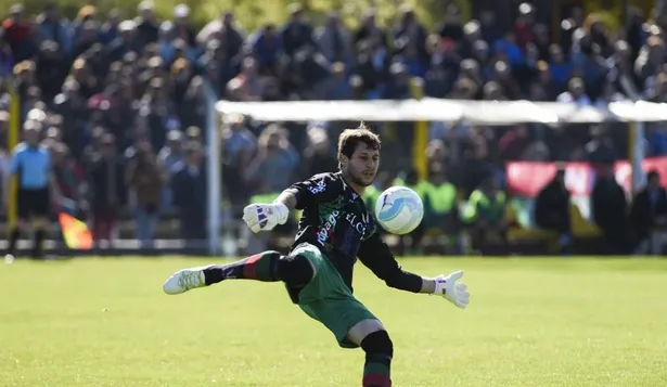 ¿Por qué el golero uruguayo no juega con el pie?