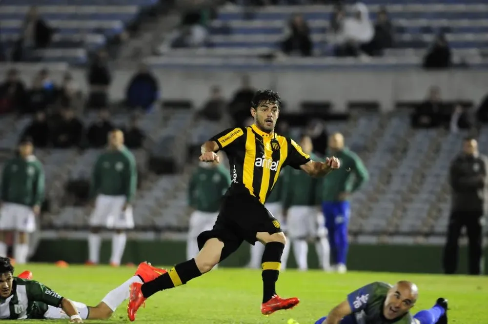 Luis Aguiar palpita el segundo; la cara de Contreras lo dice todo