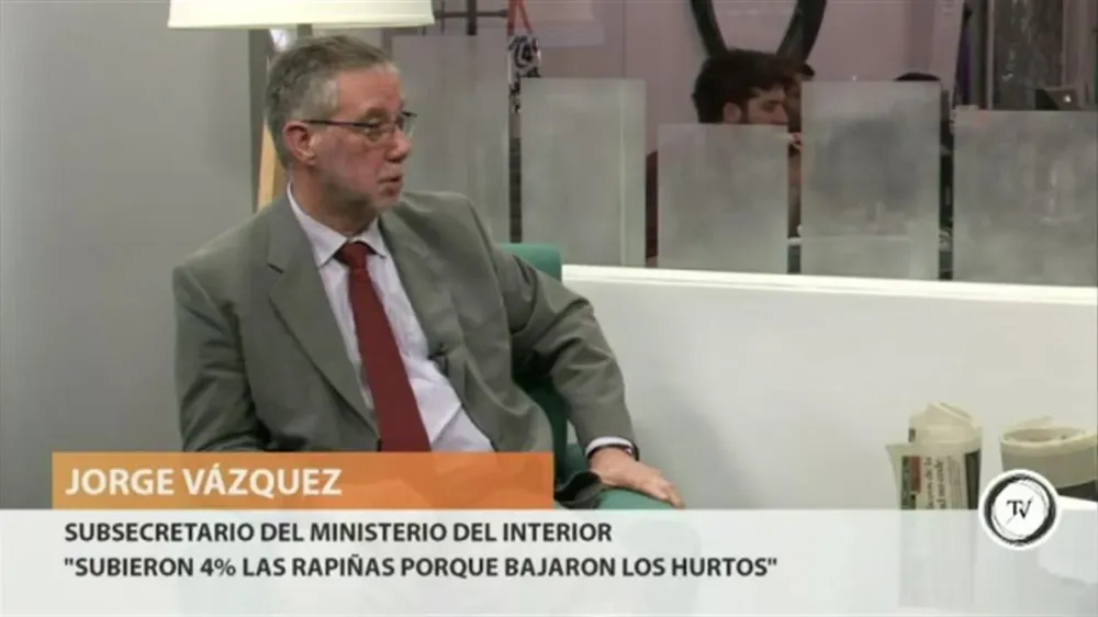 En Uruguay más del 50% de las personas que están presos y quedan en libertad, reinciden. Por esa razón el Ministerio del Interior intentará promulgar un proyecto de ley que impida a los reincidentes hacer uso del beneficio de la libertad anticipada, adelantó en El Observador TV el subsecretario Jorge Vázquez.  Con la actual normativa se está poniendo gente en la calle que va a cometer delitos de nuevo, dijo Vázquez.   Estamos viendo que hay muchísima reincidencia. Yo sé que esto va a generar discusiones, dijo Vázquez, en una entrevista con Gastón Solé. El subsecretario afirmó que no cree que esta medida genere más hacinamiento carcelario, dado que se está construyendo una nueva cárcel con 2.000 plazas por emprendimiento público-privado.La entrevista completa, aquí.