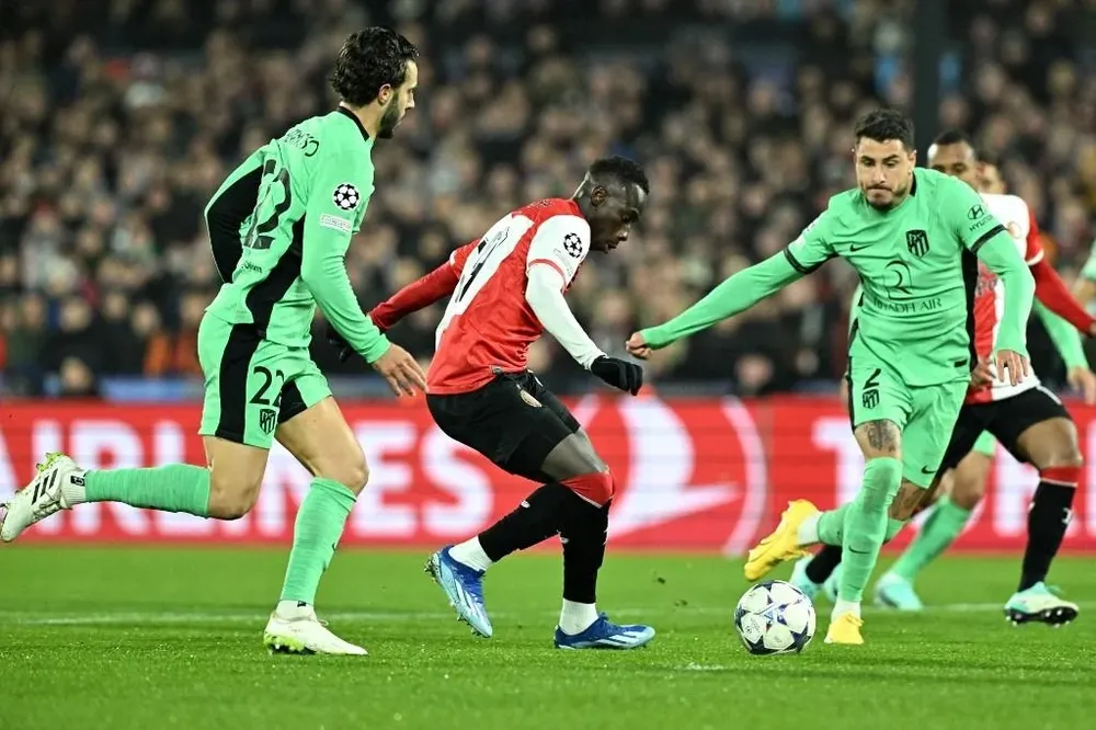 Yankuba Minteh marcado por Josema Giménez