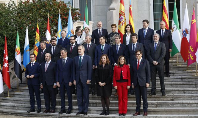 El rey Felipe VI y Pedro Sánchez en la foto de familia en la XXVII Conferencia de Presidentes de las comunidades autonómicas. EFE