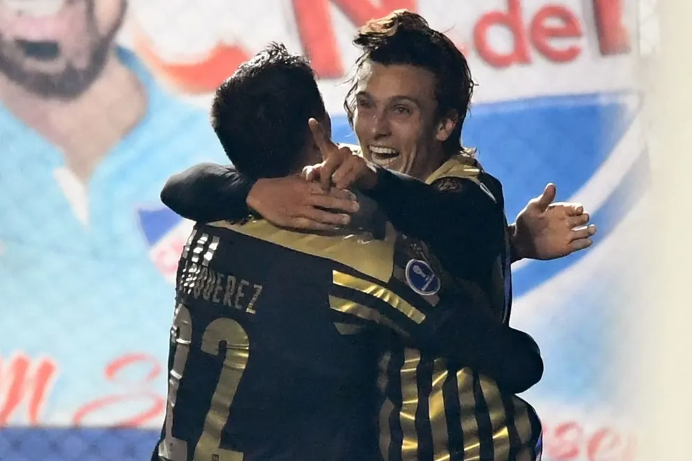 Agustín Canobbio celebra junto a Joaquín Piquerez su golazo ante Nacional