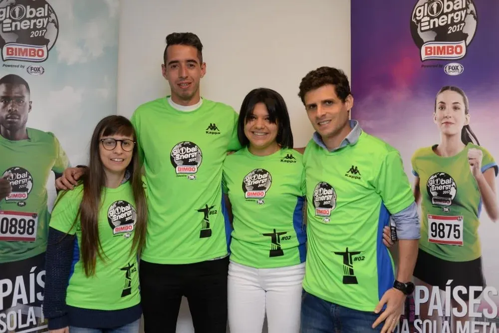 Martín Cuestas y Camila Bagnasco, junto a sus acompañantes quienes tambiénviajarán.