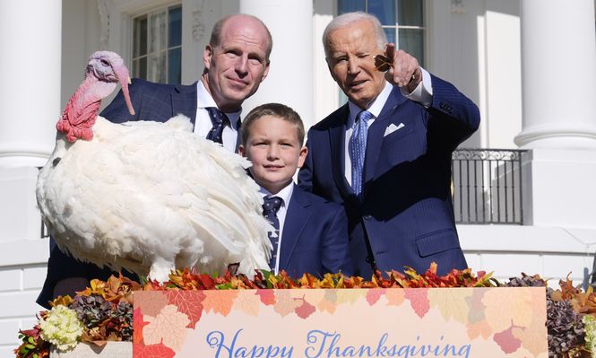 Biden indulta a Peach y Blossom, sus últimos pavos presidenciales: así fue el origen de la tradición de Thanksgiving