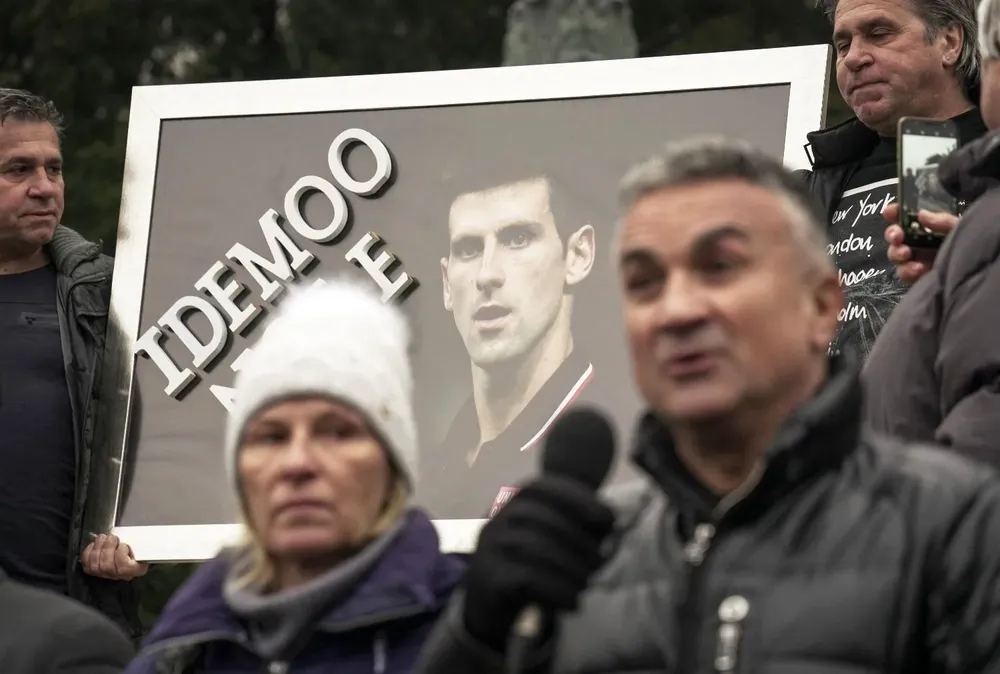 Srdjan Djokoivc, el padre del jugador, dando un discurso en su apoyo