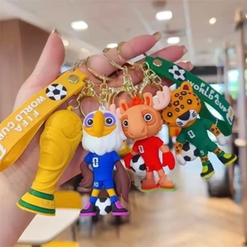Llaveros de las mascotas del Mundial, uno de los productos más solicitados en China.
