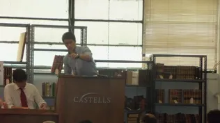 Santiago Castells adjudicando la adquisición de un lote a un comprador