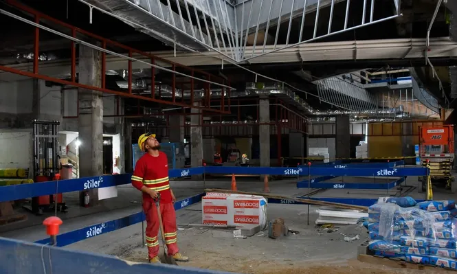 Trabajador en el interior de Punta Shopping.