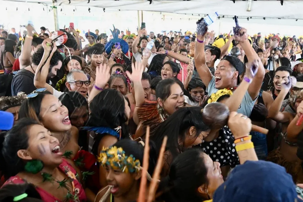 Indígenas brasileños celebran el fallo de la Suprema Corte a favor de sus derechos territoriales.