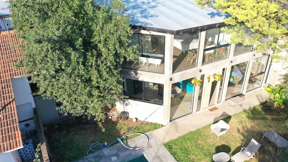 La casa vidriada en la que el sospechoso abusaba