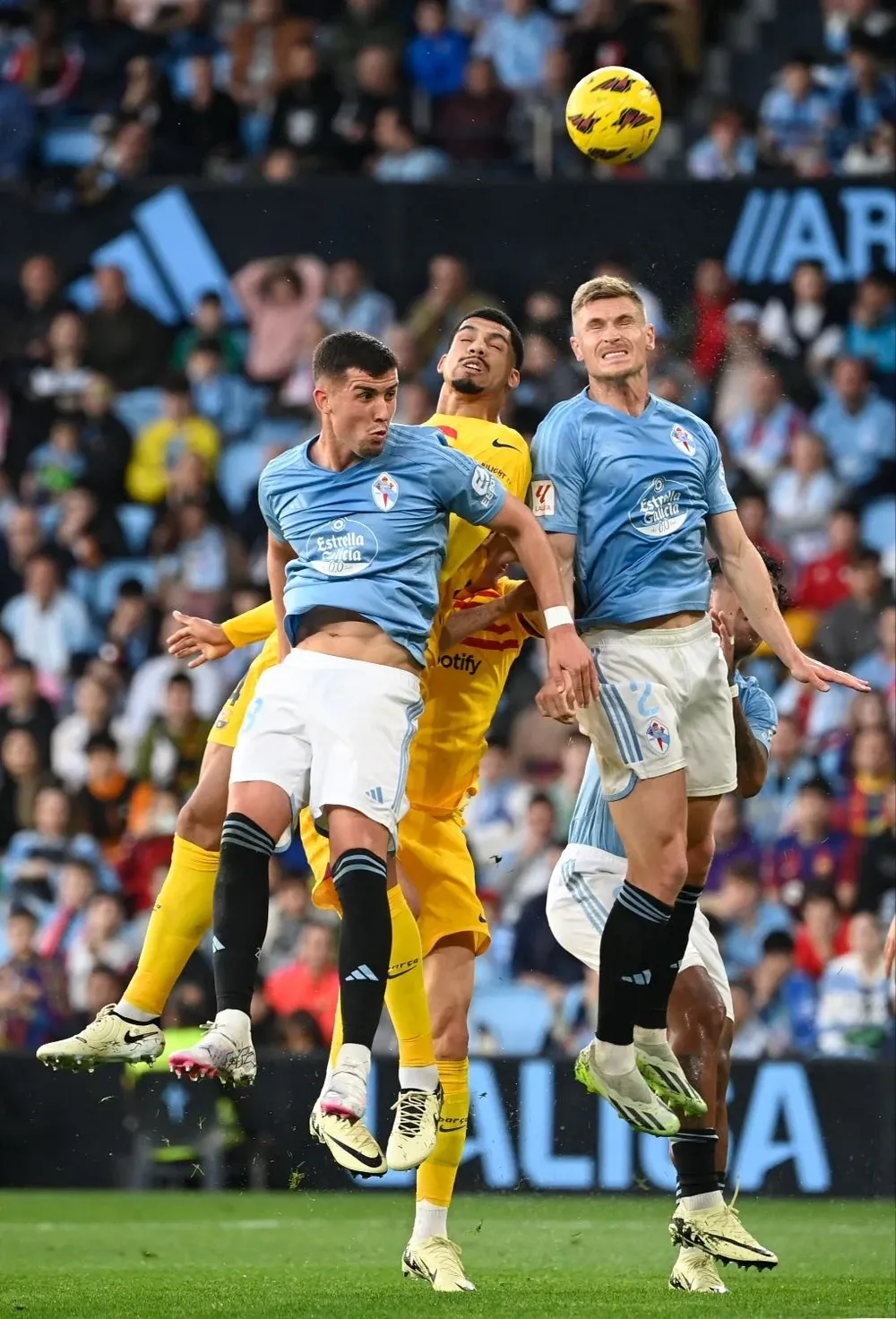 Ronald Araujo en las alturas