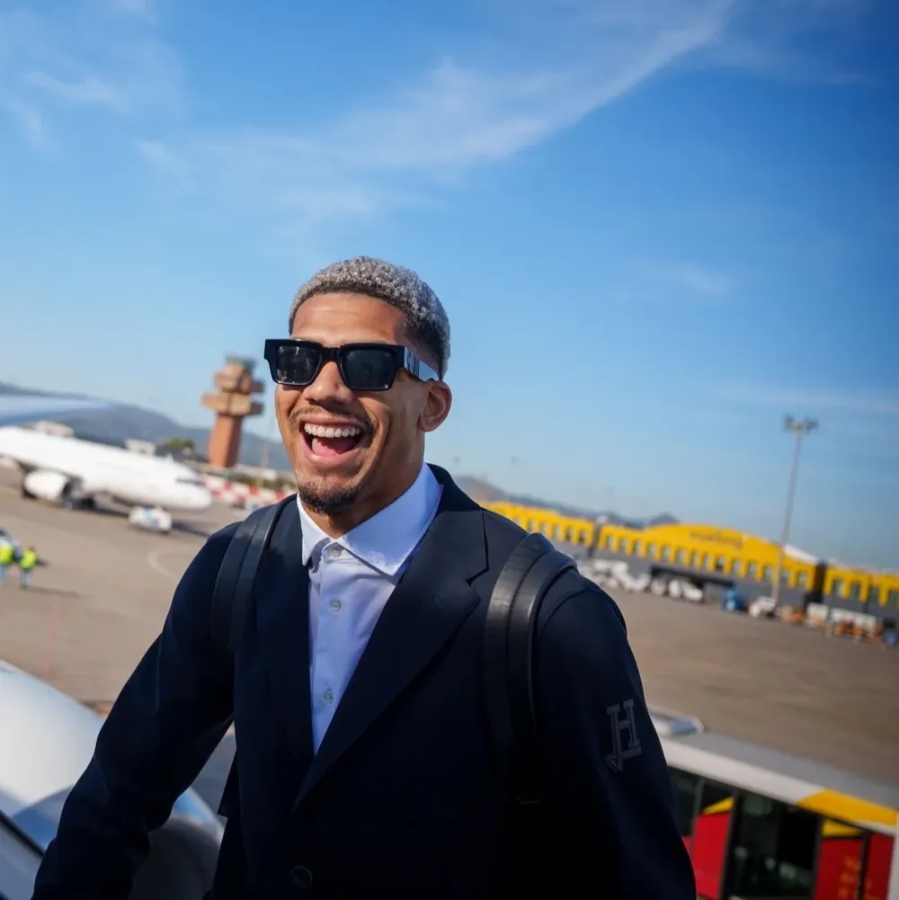 El look de Araujo para viajar a Arabia Saudita con Barcelona