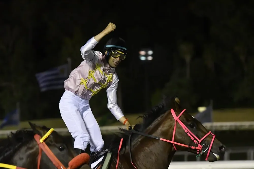 Javier Pérez festeja el triunfo de Roundofapplause en el Gran Premio Ramírez