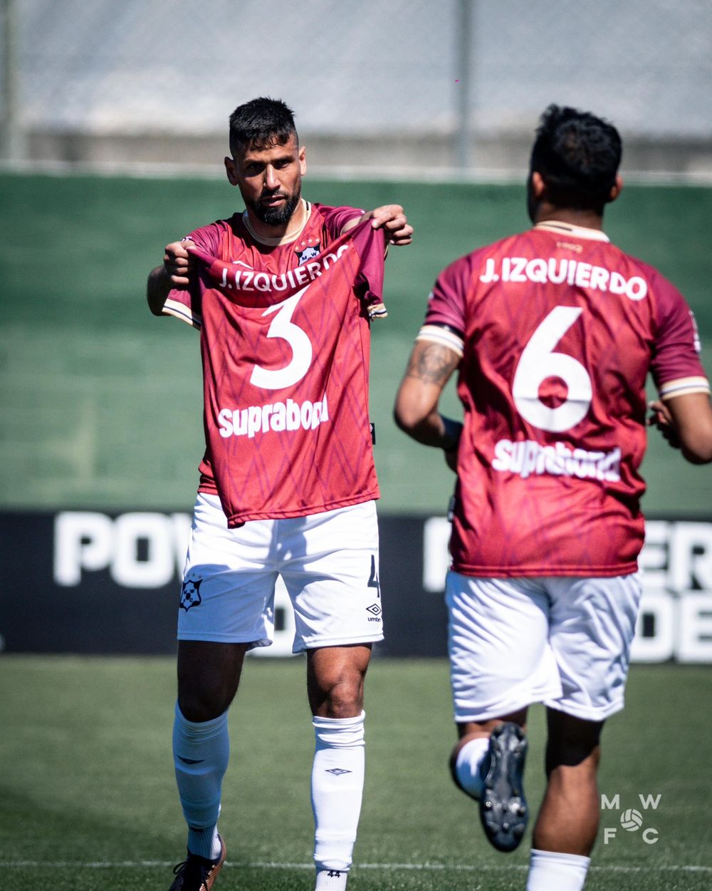 Mario Risso y Lucas Morales con el homenaje a Juan Izquierdo