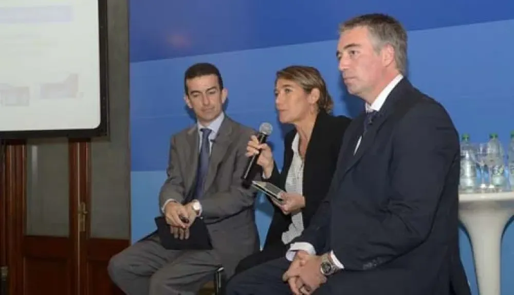 Ejecutivos de BBVA explicando el nuevo producto