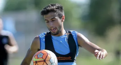 Diego Rossi, de la selección sub 20, con uno de los GPS para registrar datos.