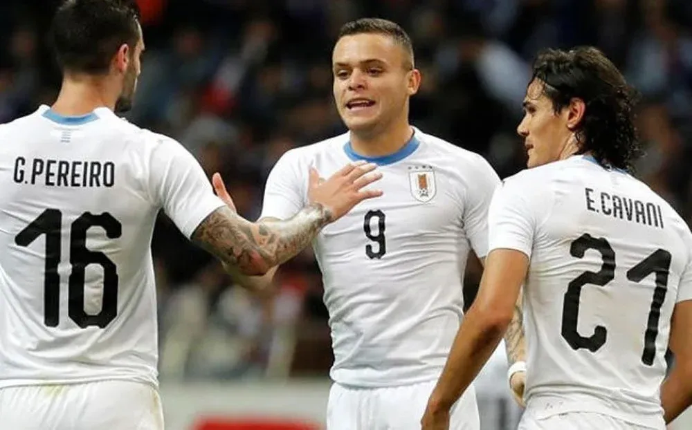 El Cabecita con la 9 de la selección, junto a Pereiro y Cavani