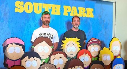 Matt Stone y Trey Parker rodeados de los personajes que los llevaron al éxito.