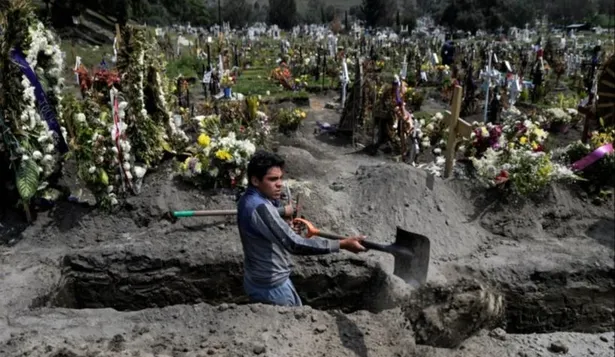 Un sepulturero trabaja en el cementerio San Miguel Xico del Valle de Chalco, en México