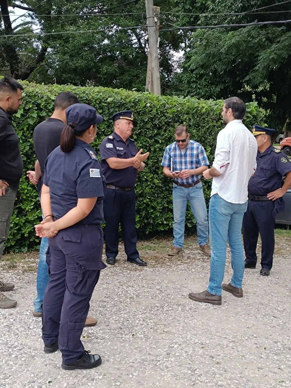 Nicolás Martinelli junto a autoridades de la Jefatura de Canelones