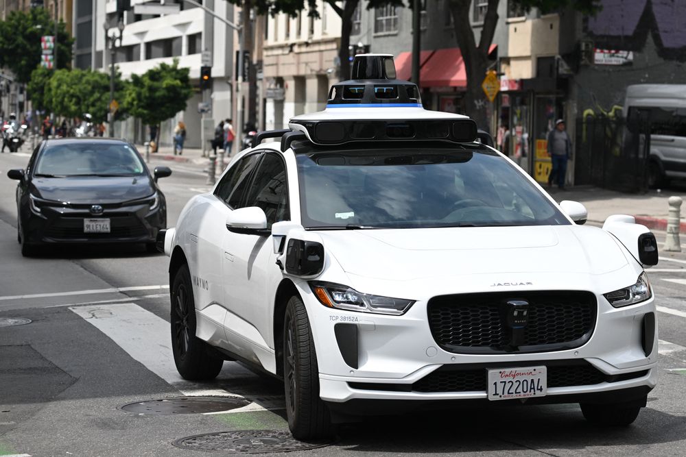 Un robotaxi de Waymo circulando por Los Ángeles