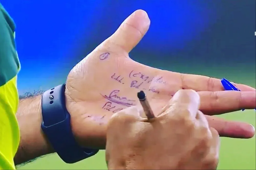 Abel Ferreira anotó muchas cosas en su mano para arreglar en Palmeiras de cara al segundo tiempo ante Atlético Mineiro