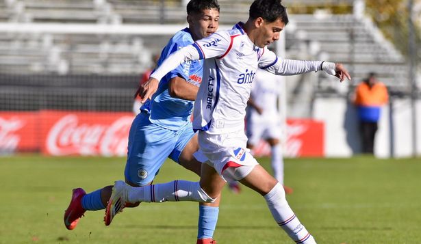 Lucas Villalba de Nacional ante Montevideo City Torque por el Torneo Intermedio