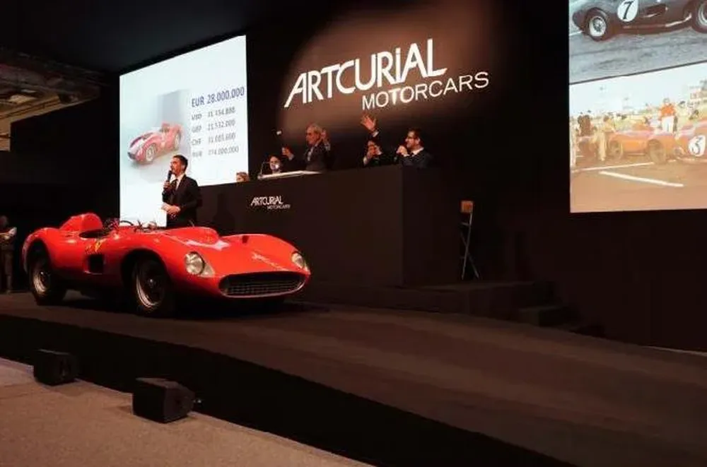 El momento en el que se subastó el coche Ferrari 335 S