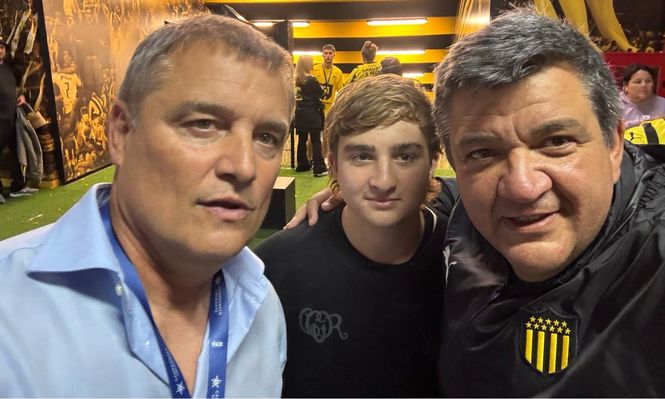 Jorge Barrera junto a su hijo y a Diego Aguirre, técnico de Peñarol
